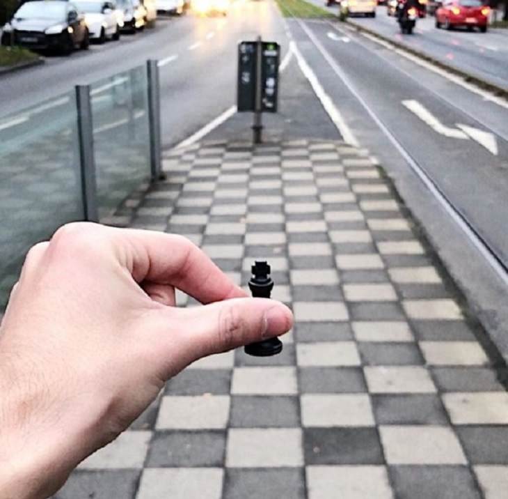 Imágenes De Ilusiones Ópticas De Tiago Silva juego de ajedrez en la calle