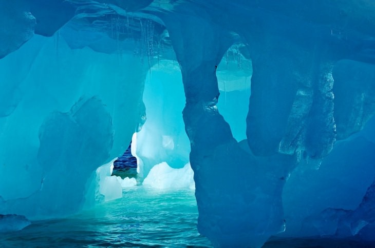 Paisajes de la Antártida Así es como se ve una cueva de hielo desde adentro
