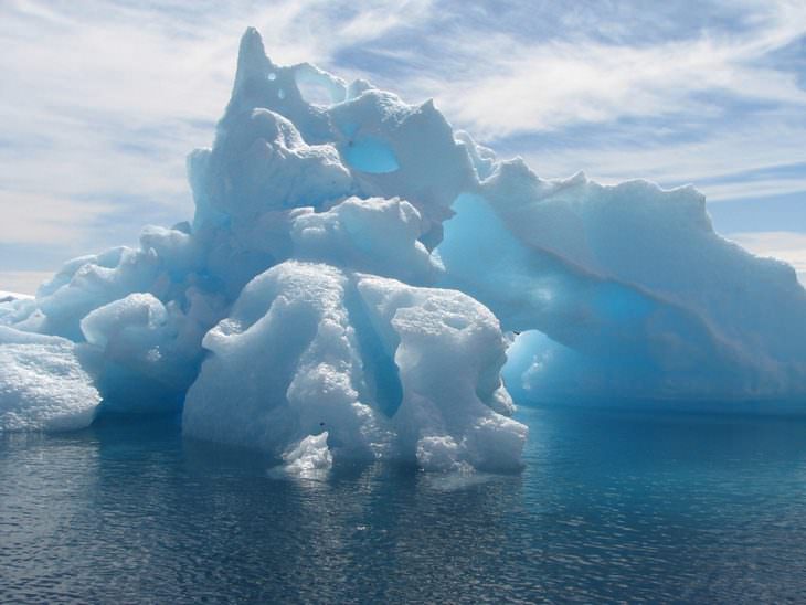 Paisajes de la Antártida  El hielo puede formarse en formas dramáticas, creando cavernas y puentes