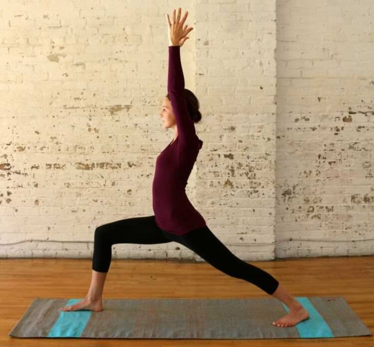 5 Posturas De Yoga Para Estirar Tu Columna Vertebral 3. Pose del guerrero