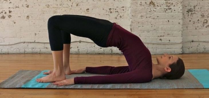 5 Posturas De Yoga Para Estirar Tu Columna Vertebral  5. Pose de puente