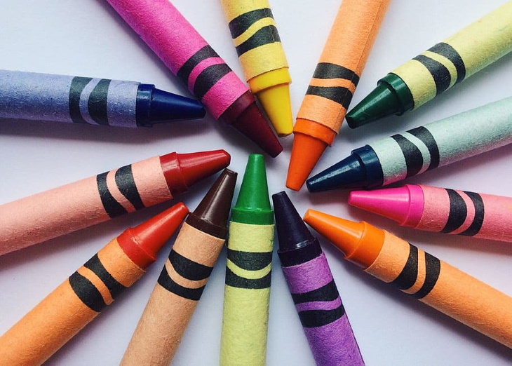 el creador de crayones senior de Crayola, Emerson Moser, anunció que en realidad era daltónico