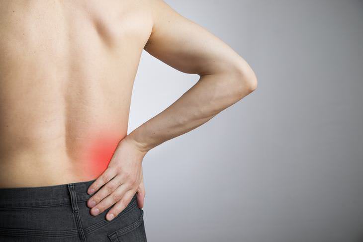 problemas de señales en la parte superior de la espalda dolor a un costado