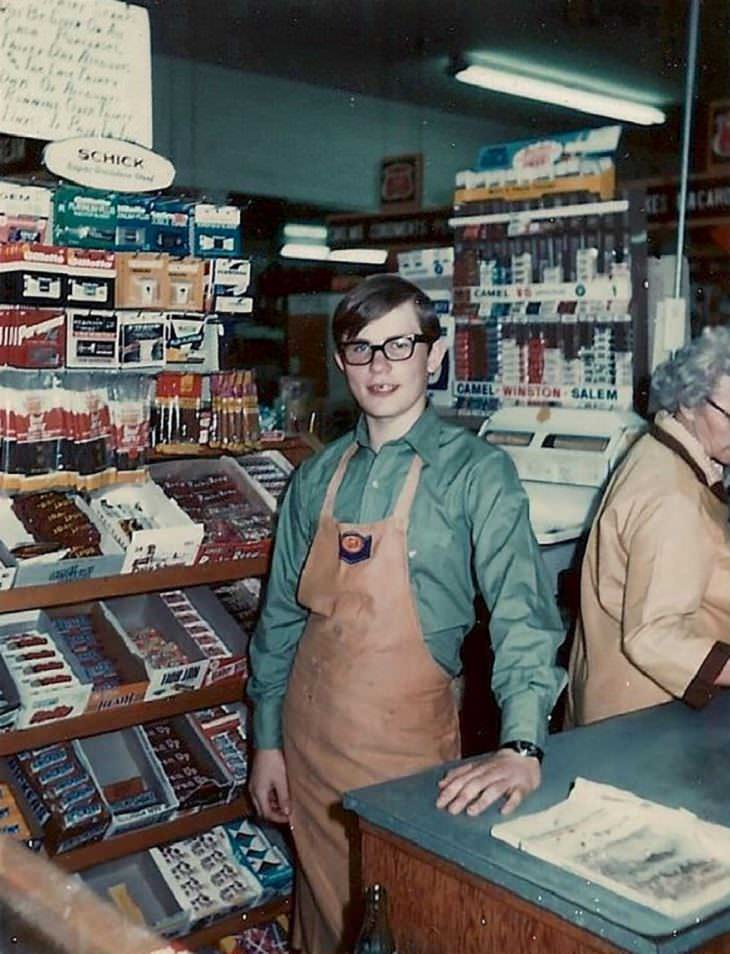 supermercados antiguos Un joven empleado en un pequeño supermercado al sureste de Idaho en 1972
