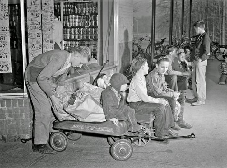 supermercados antiguos Los chicos esperando su turno para llenar los carritos de entrega a domicilio en Greenbelt, Maryland en 1942