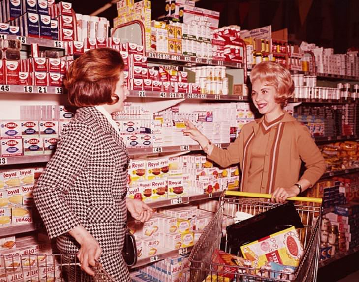 supermercados antiguos dos mujeres comprando en un supermercado en 1970