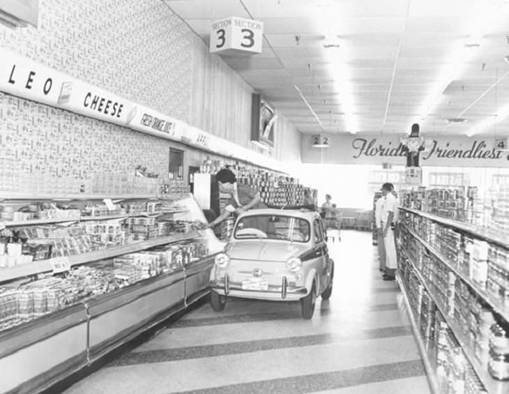 supermercados antiguos supermercado Publix comprador en un pequeño automóvil en 1957