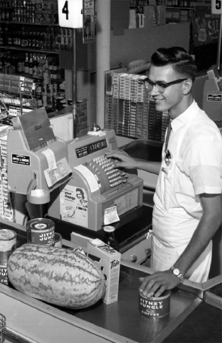supermercados antiguos cajero cobrando en caja registradora en 1962