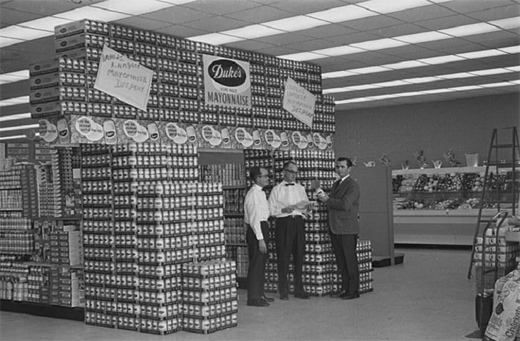supermercados antiguos Cientos de frascos de mayonesa Duke promocionados en un supermercado en  1965