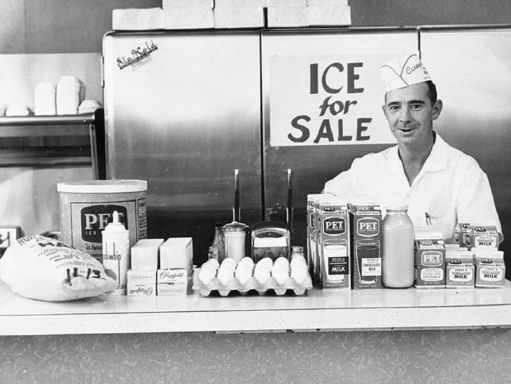 supermercados antiguos El mostrador de productos lácteos en el supermercado Clark's en Charlotte, NC, 1962