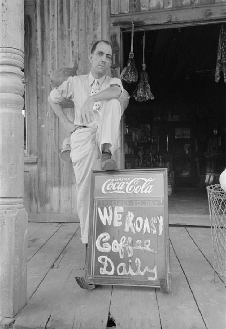 supermercados antiguos  El propietario de una tienda de abarrotes en Jeanerette, Louisiana, 1938