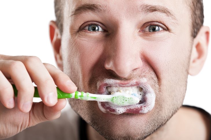síntomas de caries sangrado al cepillarte los dientes