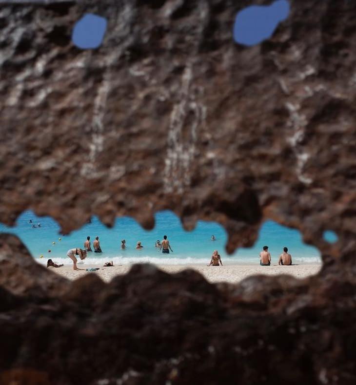 Fotógrafo Callejero grieta pared  y vista desde la playa