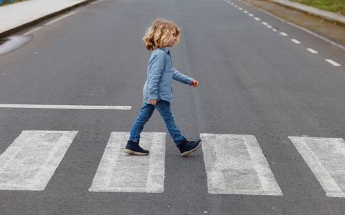 Niño cruzando la calle