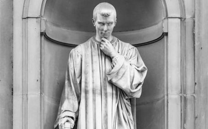 Estatua de Nicolás Maquiavelo