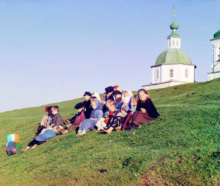 Russia 7. Un grupo de niños sentados en una colina (1909)