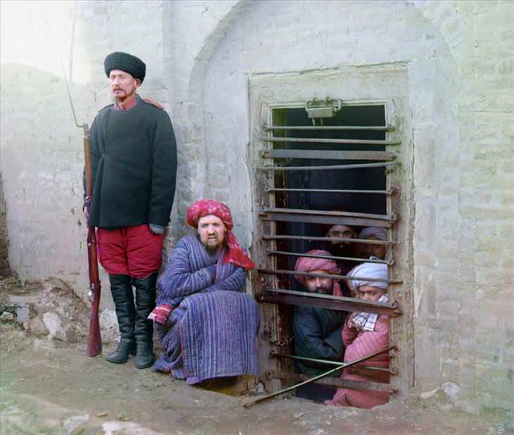  4. Prisioneros encarcelados en un zindan