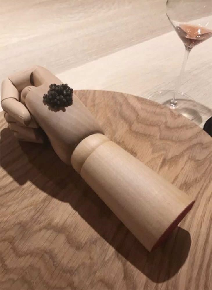 platillos creativos caviar en una mano de madera