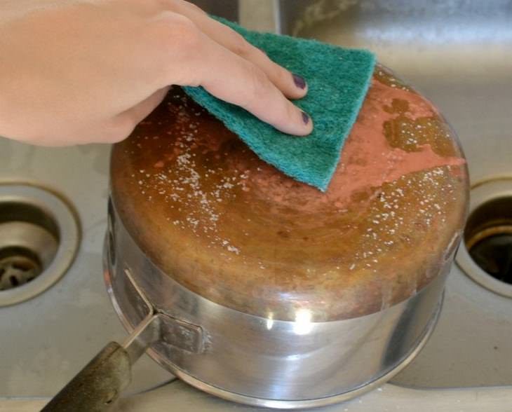4. Usa el estropajo para fregar el vinagre, frotándolo con la sal.