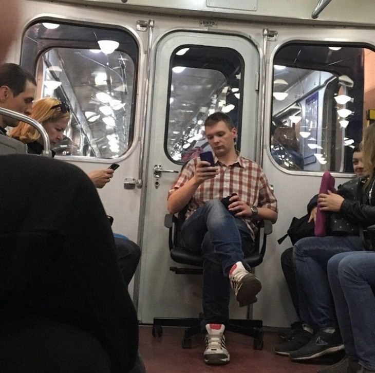 Imágenes divertidas en el metro hombre lleva su propia silla al metro
