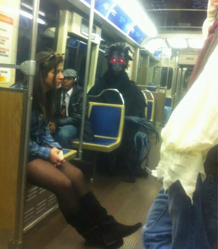 Imágenes divertidas en el metro hombre vestido de demonio en el metro
