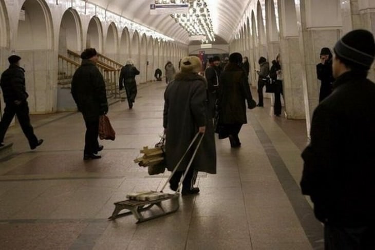 Imágenes divertidas en el metro un hombre arrastra trineo
