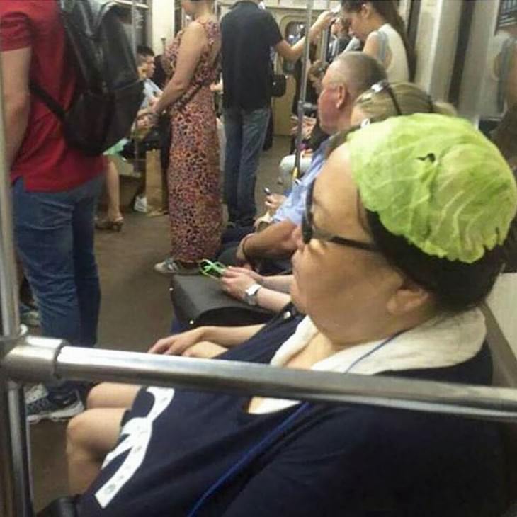 Imágenes divertidas en el metro mujer con lechuga en la cabeza