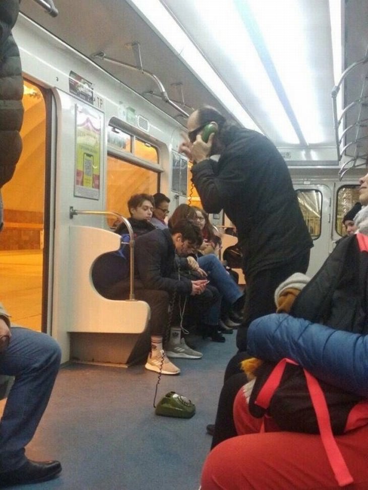 Imágenes divertidas en el metro hombre discutiendo con teléfono antiguo 