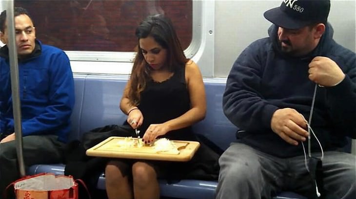 Imágenes divertidas en el metro mujer cortando cebolla en el metro