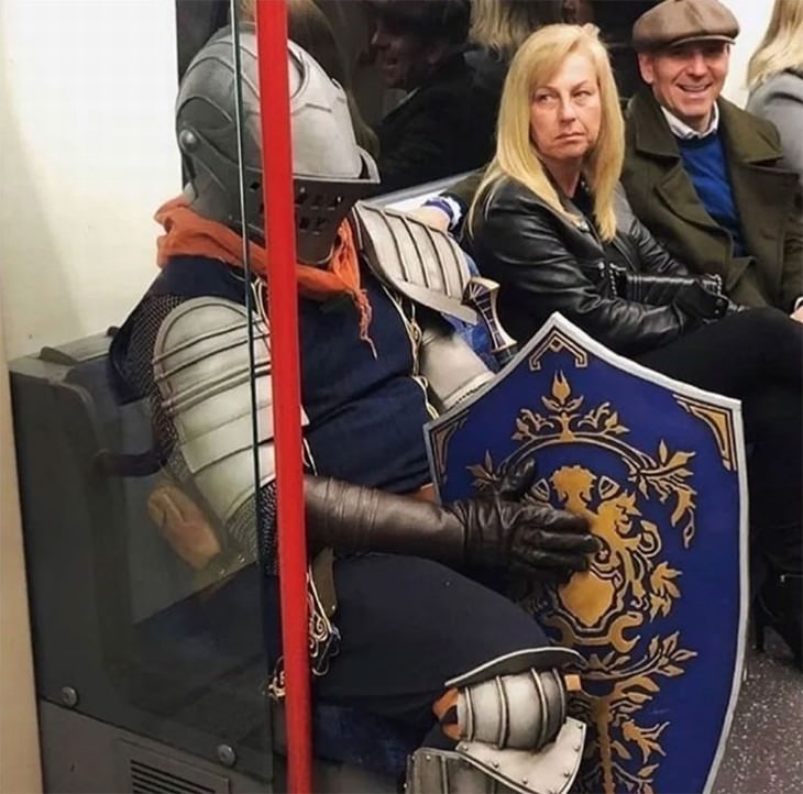 Imágenes divertidas en el metro caballero con escudo y armas en el metro
