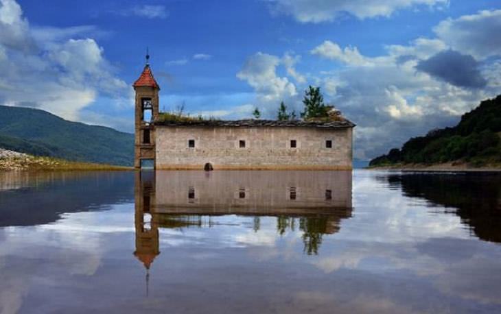 lugares enterrados bajo el agua 6. Iglesia de San Nicolás, Mavrovo, Macedonia