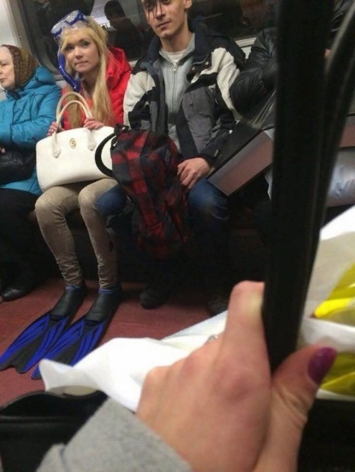 Imágenes divertidas en el metro mujer con googles y snorkel en el metro
