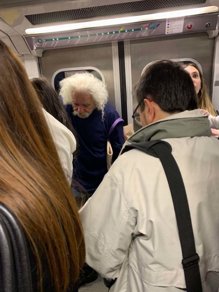 Imágenes divertidas en el metro hombre parecido a Einstein