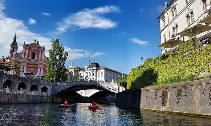 9. En lugar de París, Francia, visita Liubliana, Eslovenia.