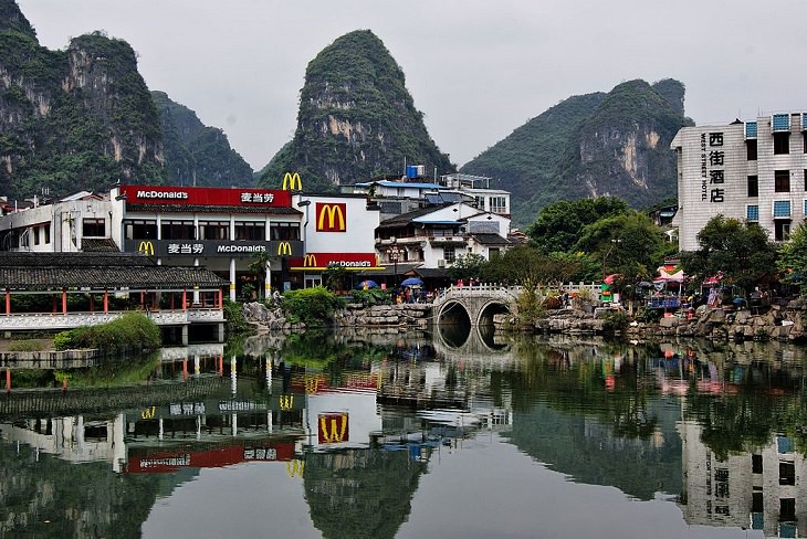 Restaurantes De McDonald’s novedosos refugio de escalador en Yangshuo en China