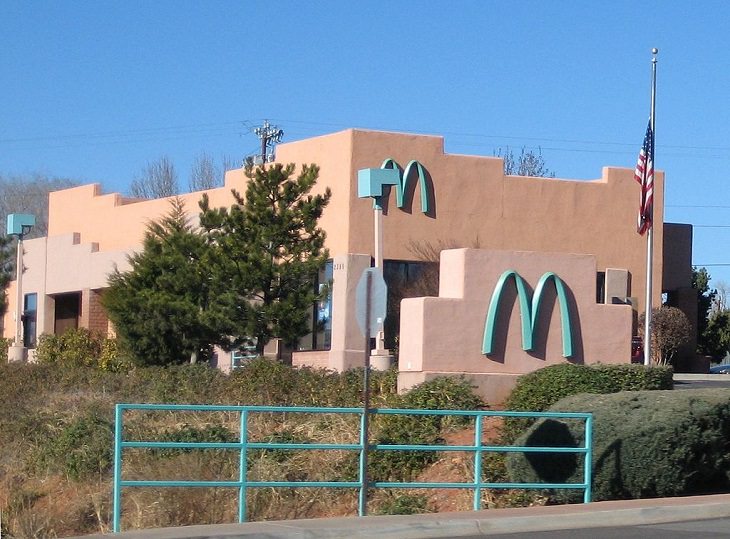 Restaurantes De McDonald’s novedosos en Sedona Arizona de color turquesa