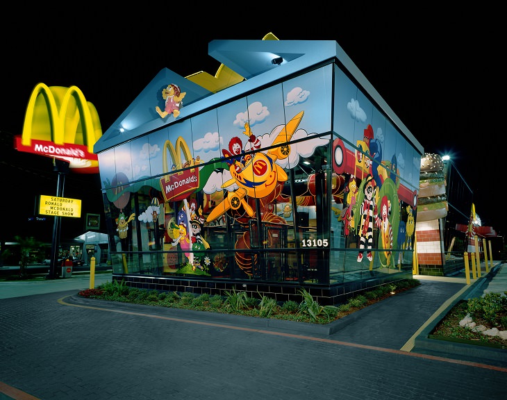 Restaurantes De McDonald’s novedosos  restaurante en forma de cajita feliz en Dallas Texas