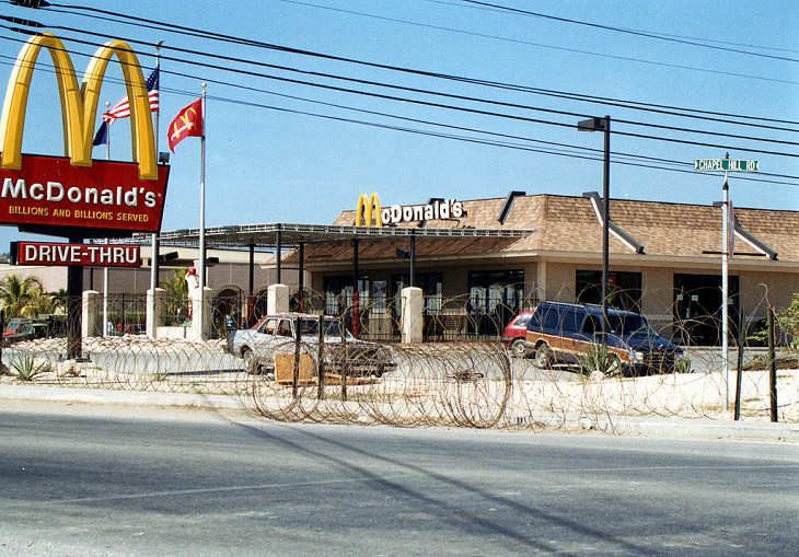Restaurantes De McDonald’s novedosos restaurante rodeado de alambre de púas en Guantánamo