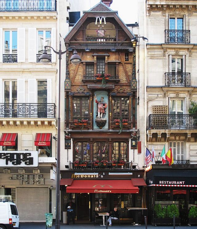 Restaurantes De McDonald’s novedosos restaurante construido en edificio de 100 años en París