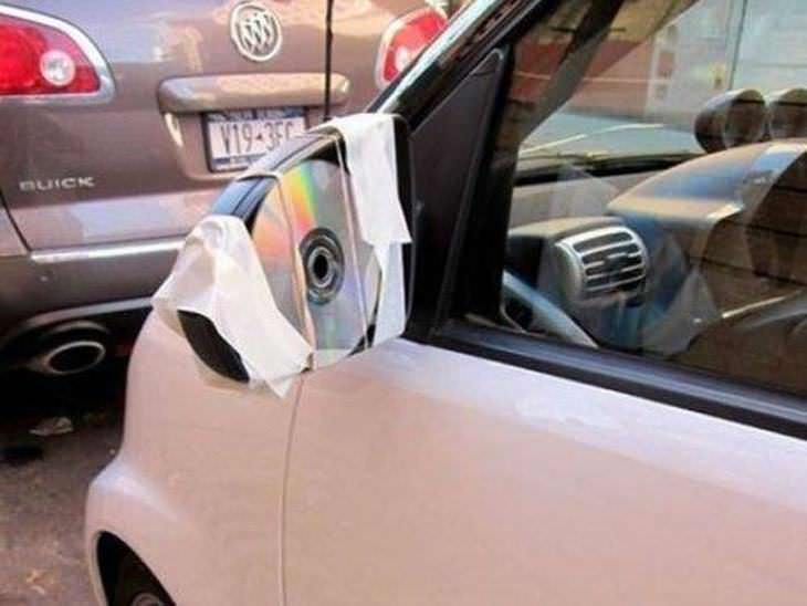 Divertidos inventos cd reemplazando en espejo lateral del auto