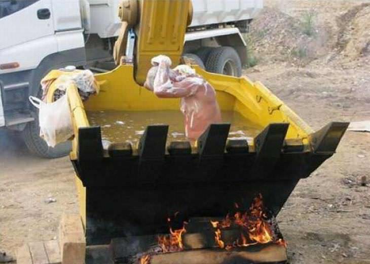 Divertidos inventos hombre tomando baño en una excavadora