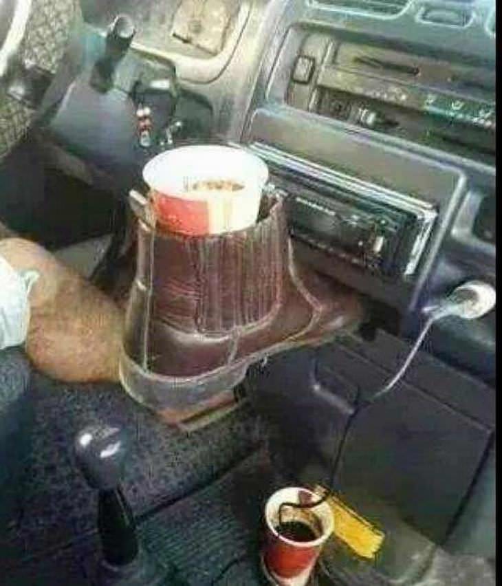 Divertidos inventos bota sosteniendo en el auto un vaso con yogurt