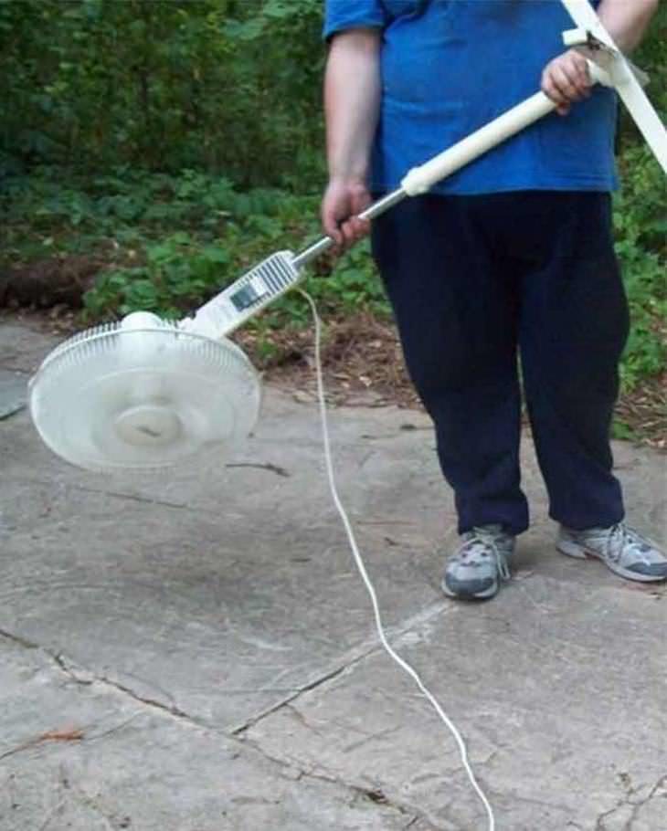 Divertidos inventos hombre usa ventilador para limpiar hojas