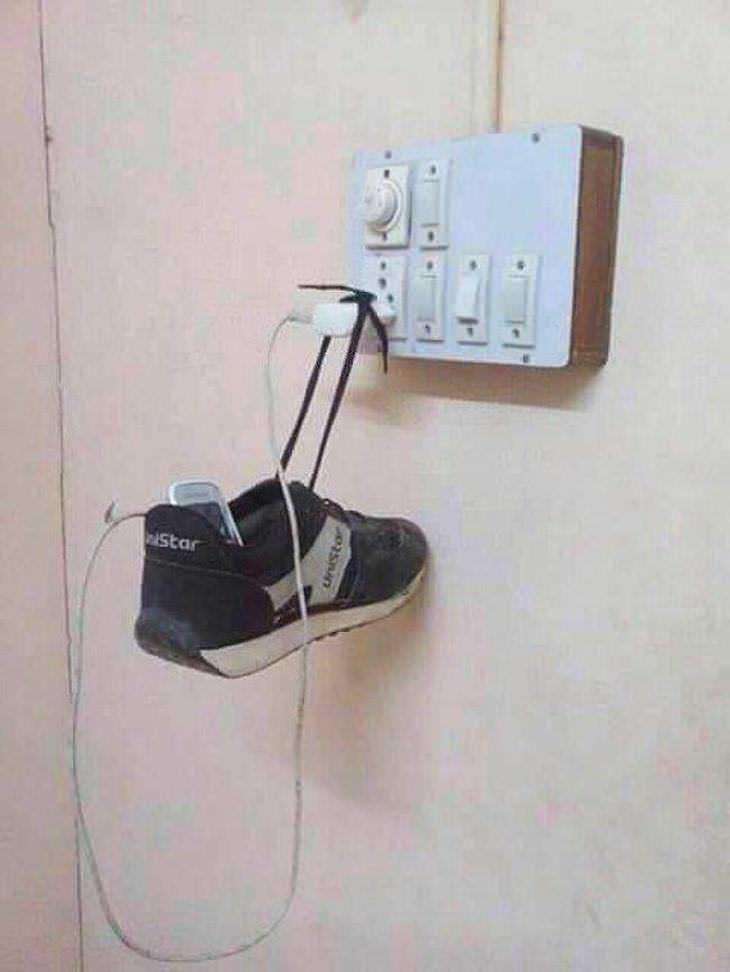 Divertidos inventos zapato colgando de un cargador de teléfono