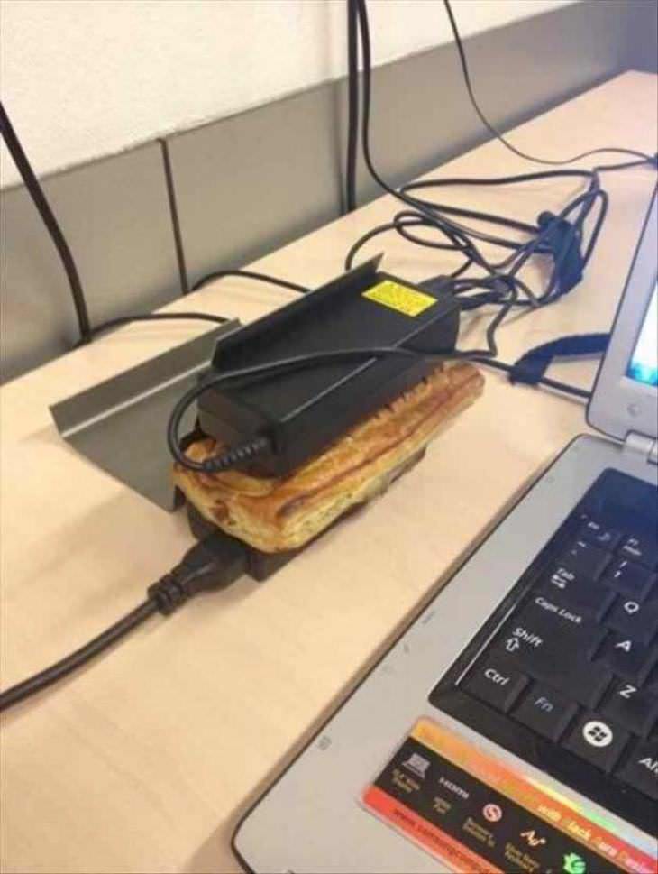 Divertidos inventos sandwich calentándose entre dos cargadores de computadora