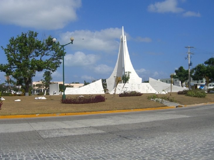 La Majestuosa Belleza De Cancún plaza central cerca de la estación de autobuses