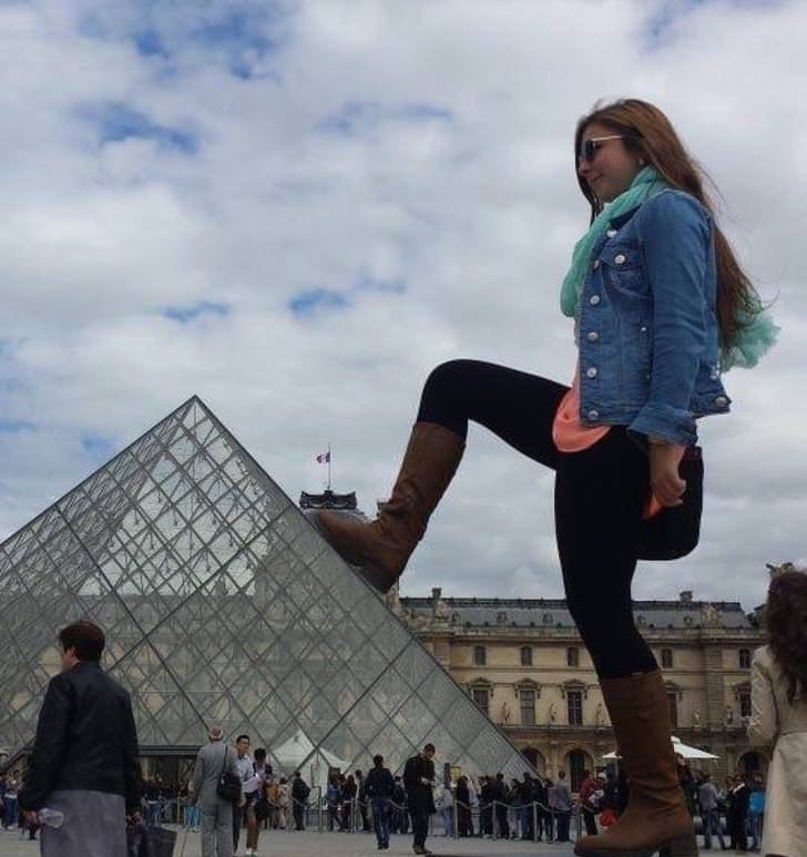 Divertidas imágenes que engañarán tu sentido de visión mujer sobre el Louvre