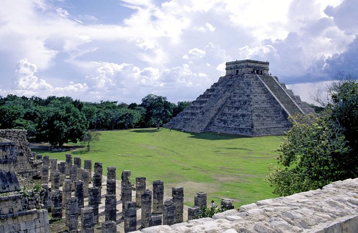 La Majestuosa Belleza De Cancún Castillo de Chichén Itzá en primer plano