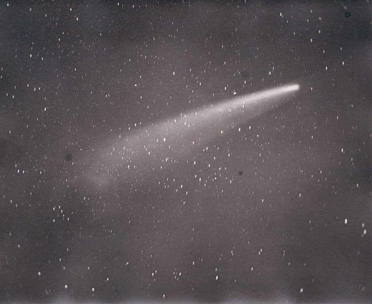 9. El Gran Cometa de 1882, que, en su momento más brillante, era visible a la luz del día junto al sol, oficialmente designado C / 1882 R1, 1882 II y 1882b