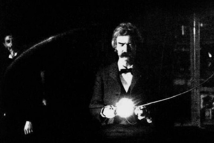 Mark Twain pasando un tiempo en el laboratorio de Nikola Tesla, 1894